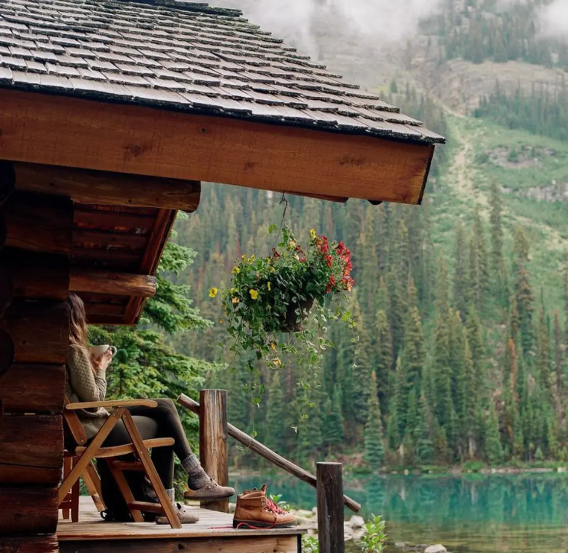 Lake shore cabin loudge